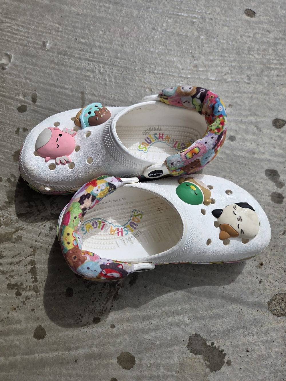 CROCS White Kids Clog Sandals with Colorful Character Charms - Picture 7 of 7